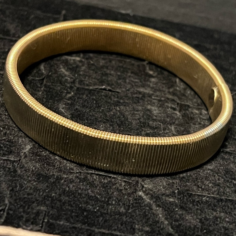 Vintage Elegant Gold-Tone Bangle Bracelet